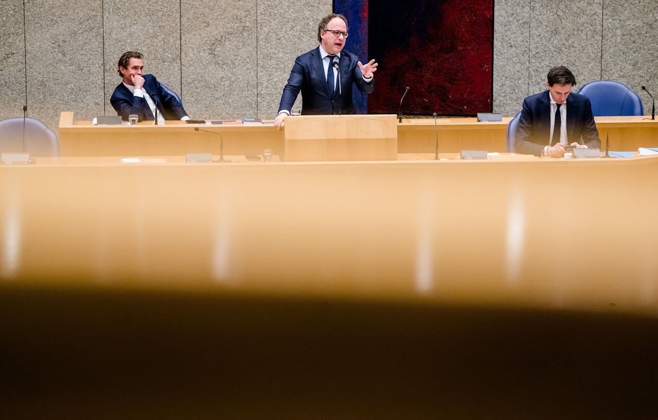 Van links naar rechts: minister Bas van 't Wout van Economische Zaken, minister Wouter Koolmees van Sociale Zaken en Werkgelegenheid en minister Wopke Hoekstra van Financiën