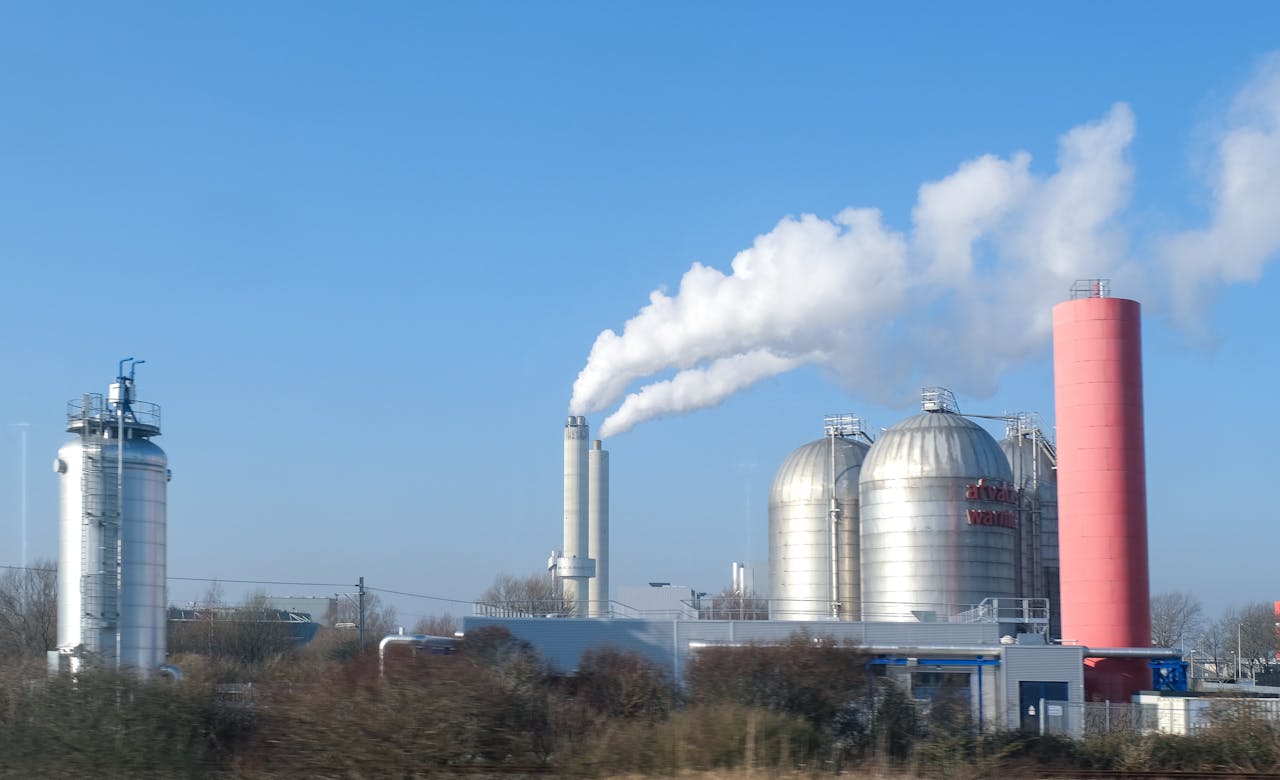 Rookpluimen van afvalenergiebedrijf AEB in Amsterdam. De vrijkomende energie van deze centrale wordt gebruikt voor stadswarmte.