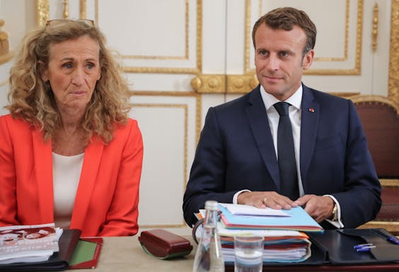 De Franse minister van justitie Nicole Belloubet zit naast de president Emmanuel Macron tijdens een kabinetsberaad begin deze maand in het Elysée in Parijs.