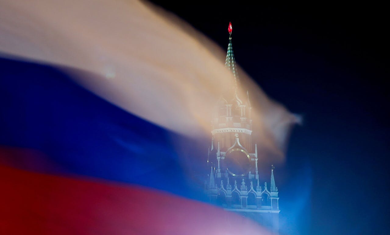 De Russische driekleur wappert in de nacht bij het Kremlin in Moskou.