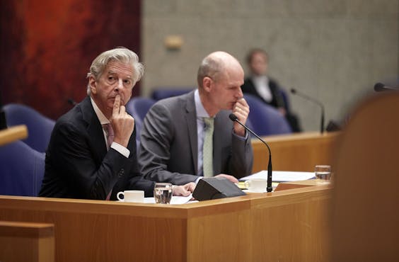 Ministers Ronald Plasterk (l) en Stef Blok eerder dit jaar in de Tweede Kamer.