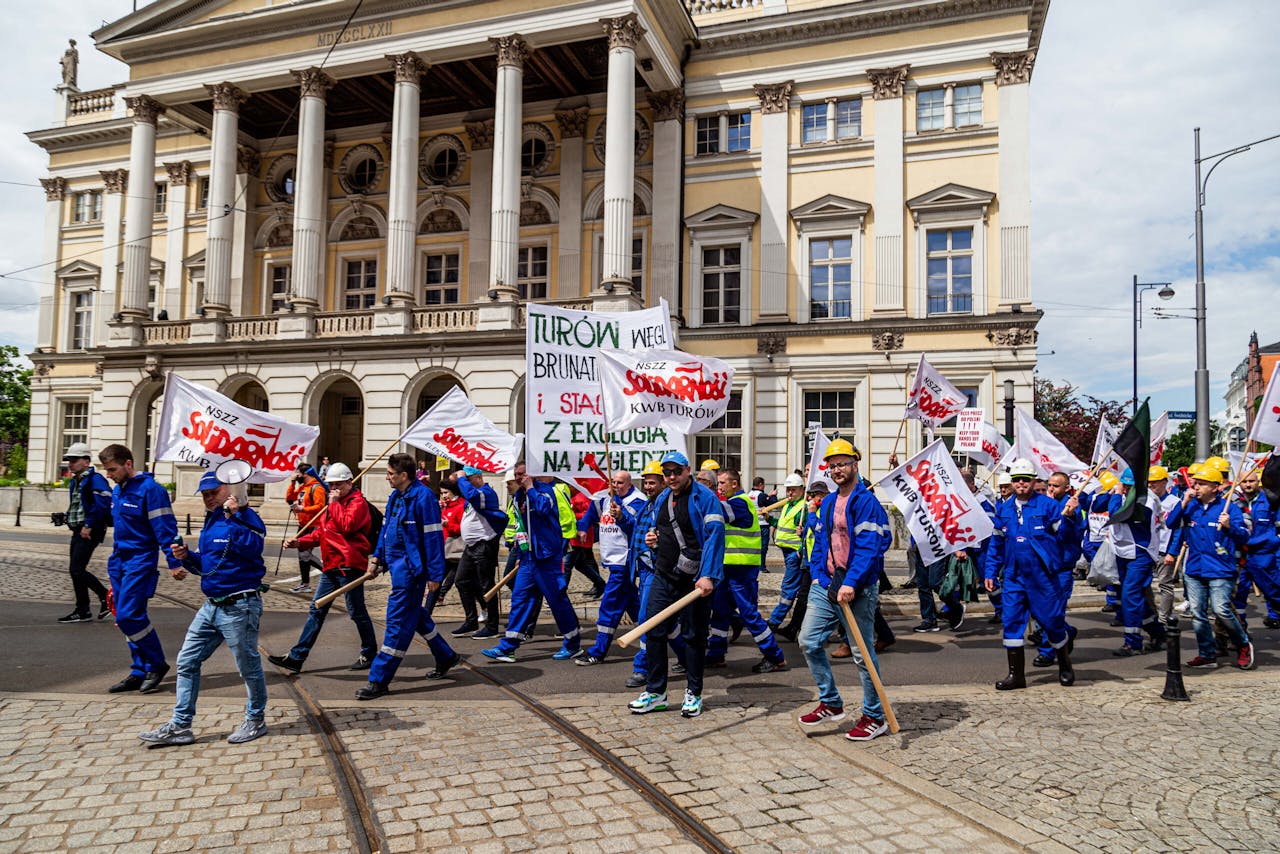 Poolse mijnwerkers demonstreren voor het kantoor van de Europese Commissie in de Poolse stad Wroclaw tegen de sluiting van de bruinkoolmijn in Turów op last van het EU-hof.