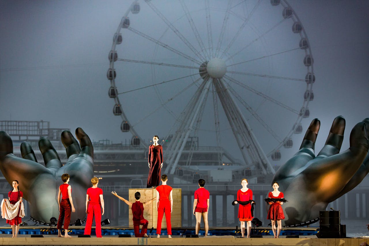 Scène uit ‘Carmina Burana’, op het strand van Scheveningen, tijdens Festival Classique in 2018.