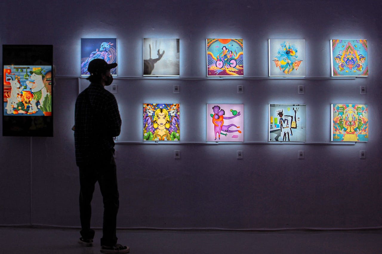 Een bezoeker bekijkt NFT-kunst op een tentoonstelling die kunst en technologie combineert in Yogyakarta, Indonesië.