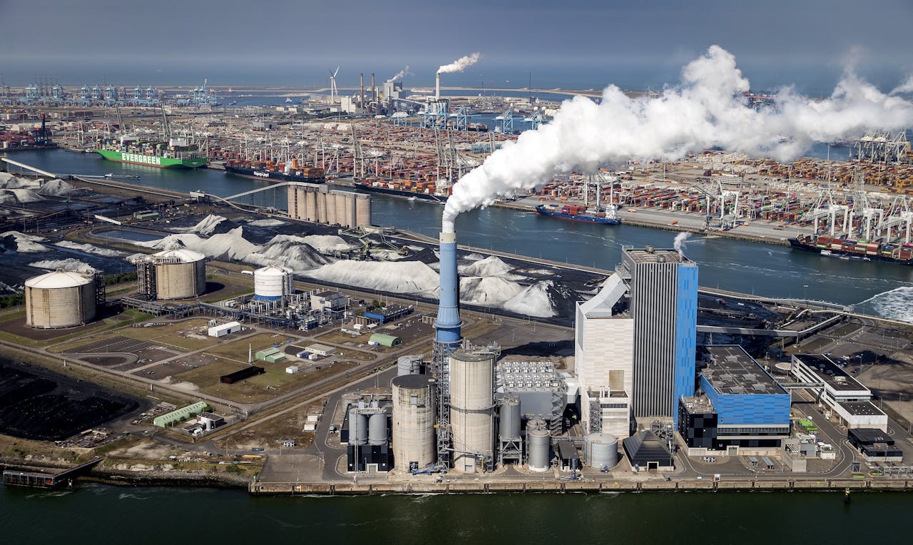 De haven van Rotterdam. De daar gevestigde petrochemie stoot broeikasgassen uit die de haven wil opslaan in oude gasvelden in de Noordzeebodem.