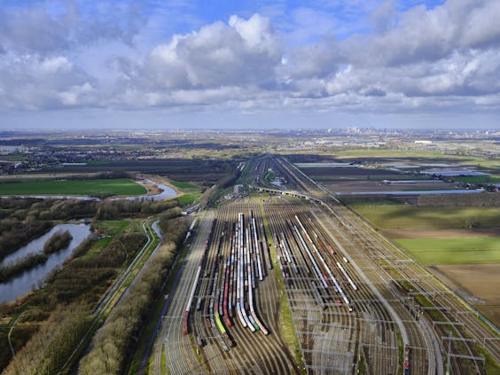 Kijfhoek, vlakbij Zwijndrecht, is het grootste rangeeremplacement voor goederentreinen van Nederland. Het is een belangrijke schakel tussen de Rotterdamse haven en de Betuwelijn.