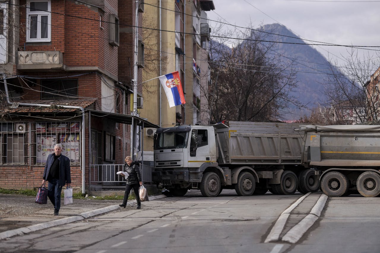 Een wegblokkade in Mitrovica in het noorden van Kosovo.