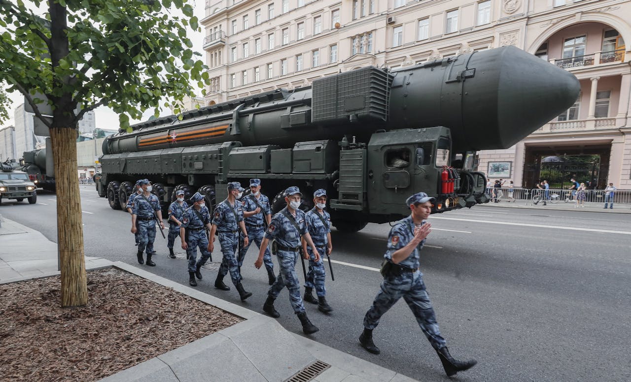 Een Russische RS-24 nucleaire raket, hier tijdens een militaire parade in 2020. Poetin schermde recent weer met de dreiging van Rusland als kernmacht.