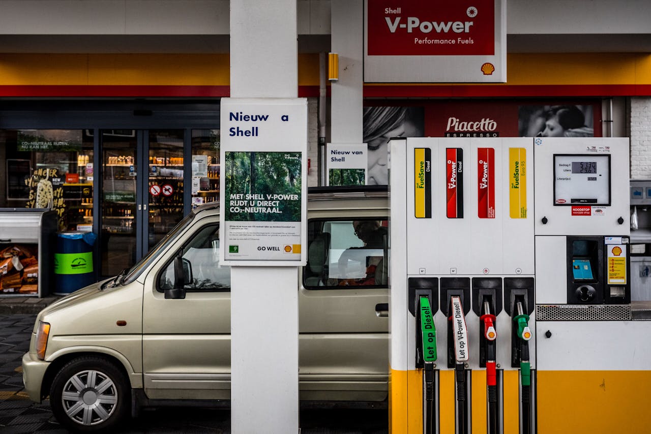 Bij Shell kunnen klanten aan de pomp iets extra's betalen om 'CO₂-neutraal' te rijden.