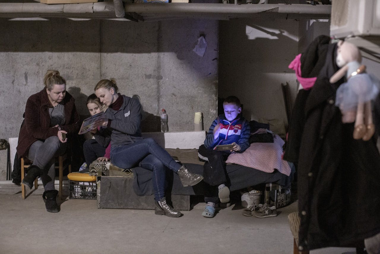 Inwoners van Kiev in een van de schuilkelders.