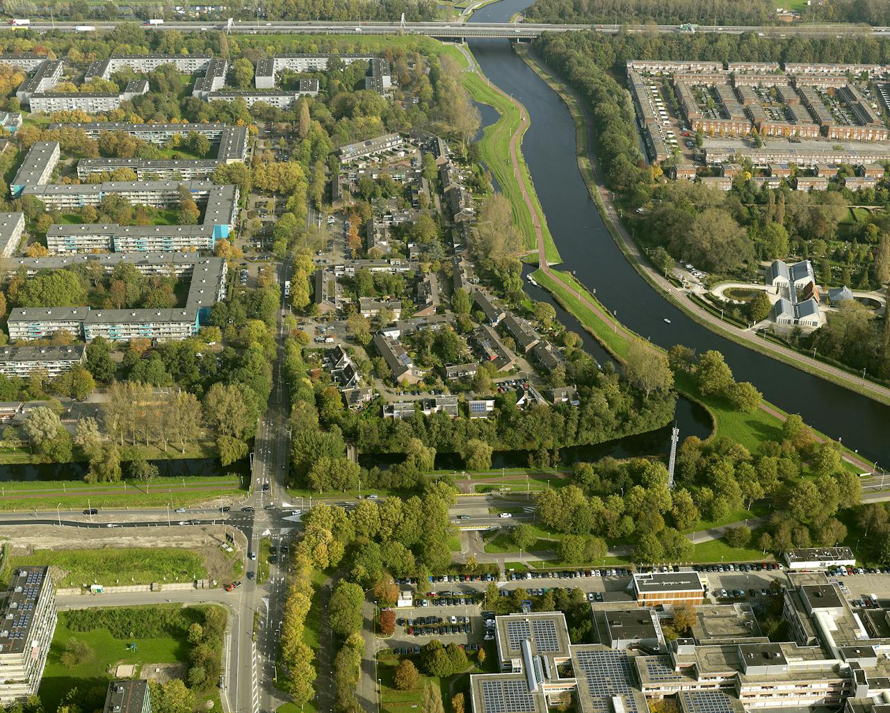 De wijk Banne-Noord ligt aan de rand van Amsterdam. De buurt bestaat uit sociale huurflats en koopwoningen, voornamelijk rijtjeshuizen. In 2023 wil de gemeente hier de huizen van het aardgas afhalen.