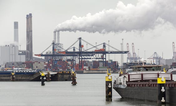 Containerterminal in de haven van Rotterdam.