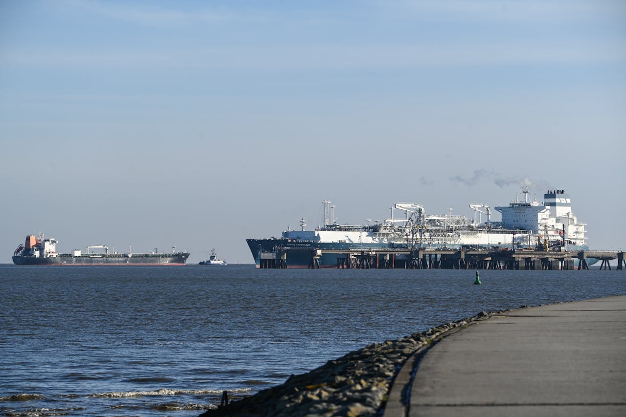De olietanker Ane levert in het Duitse Wilhelmshafen een lading diesel af. EU-landen mogen nog wel geraffineerde producten importeren uit Rusland.