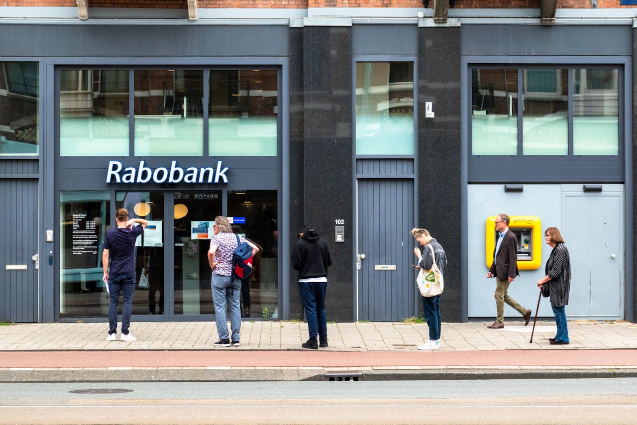 De komende maanden onderzoekt Rabobank welke klanten te veel rente hebben betaald en hoe de bank hen gaat compenseren.