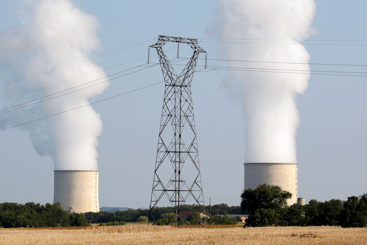Stoom rijst op uit de koeltorens van Golfech nabij Toulouse, één van de negentien kerncentrales van de Franse stroomproducent Electricité de France (EdF).