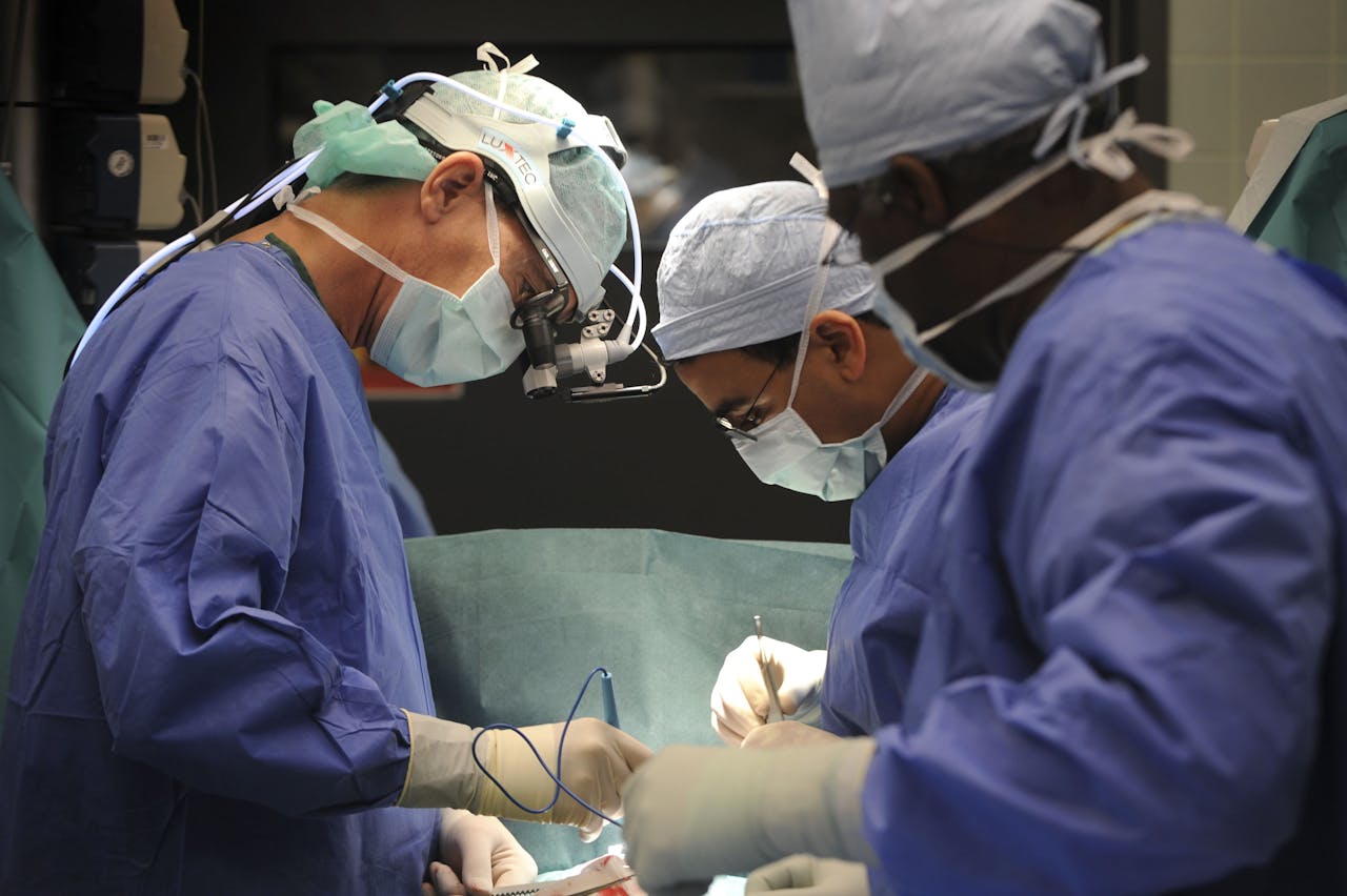 Chirurgen aan het werk in een operatiezaal