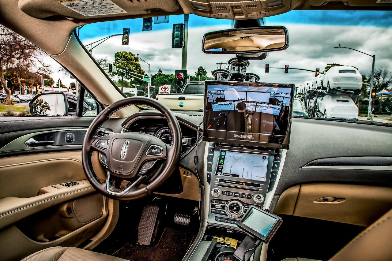 De zelfsturende Lincoln MKZ van Phantom Auto rijdt in de buurt van het hoofdkantoor van het bedrijf in Mountain View (Californië). Software bestuurt een auto op een andere manier dan een mens.