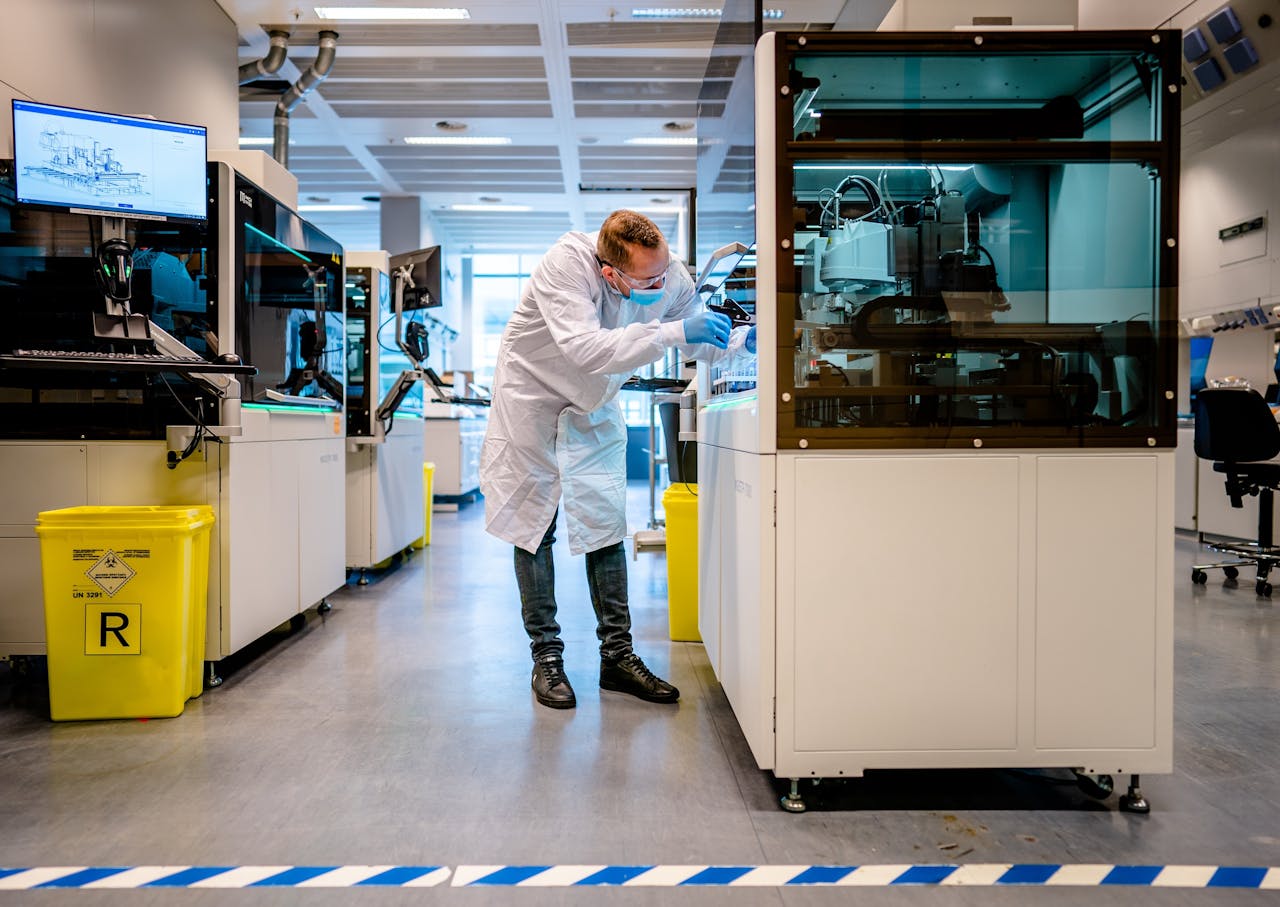Hoogvolume laboratorium van Eurofins in Rijswijk. Het aan de Parijse bedrijf genoteerde bedrijf kocht in maart twee laboratoria van Gelre Ziekenhuizen.
