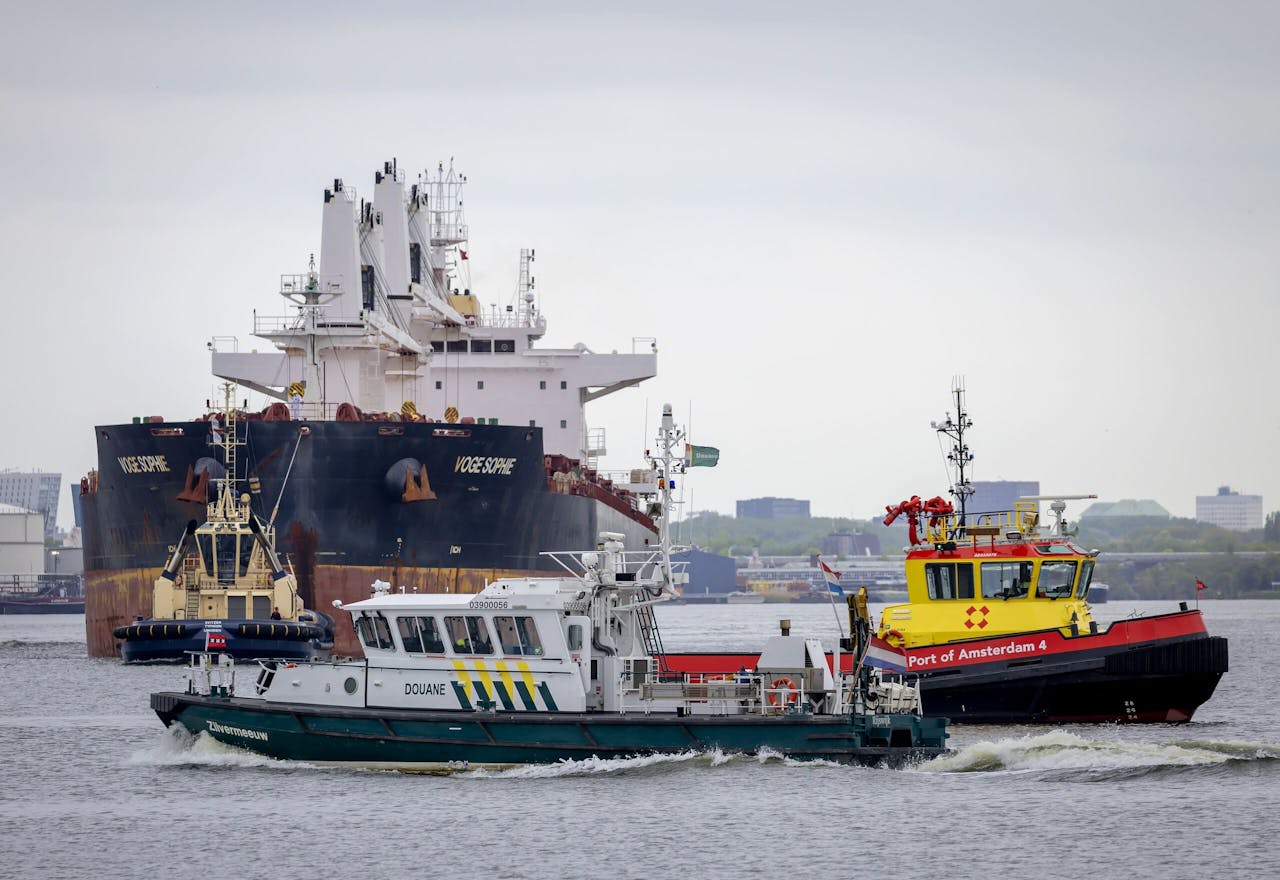 Een boot van de douane en Port of Amsterdam op het Noordzeekanaal
