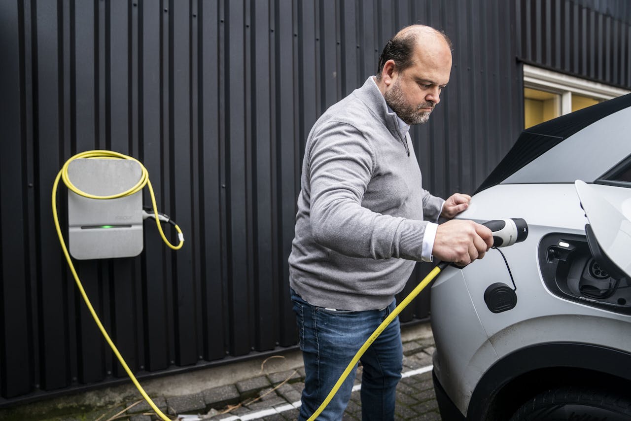 Ondernemer Teake Damstra haalde zijn pand van het gas en installeerde extra laadpalen voor elektrische auto's. Dat zorgde voor een overbelasting van het stroomnet in Friesland.