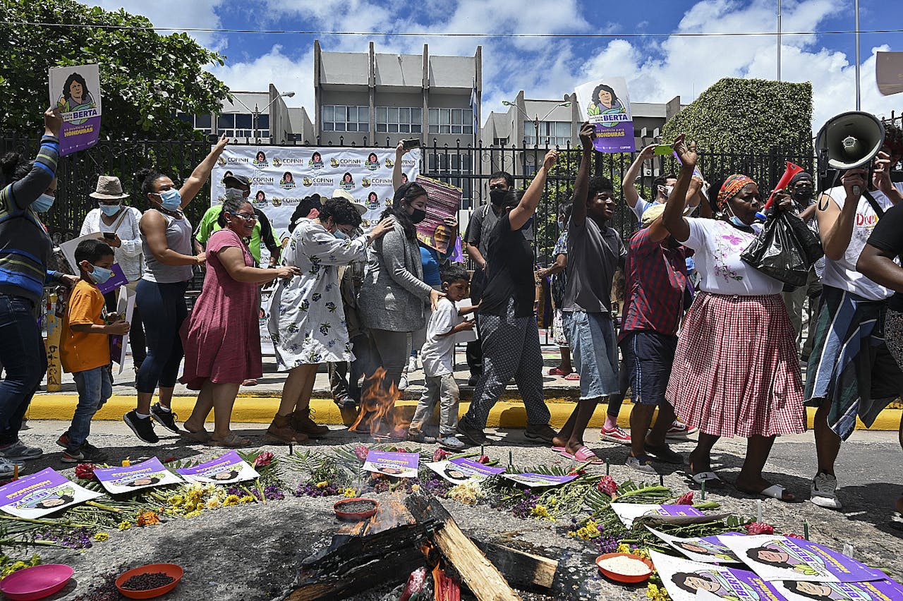 Aanhangers van de Hondurese activist Berta Cáceres vieren feest nadat zakenman David Castillo begin deze maand werd veroordeeld voor zijn betrokkenheid bij haar moord.