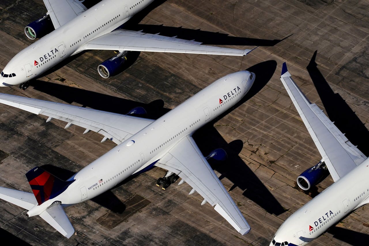 Passagiersvliegtuigen van Delta staan aan de grond op luchthaven Birmingham-Shuttlesworth in Alabama op 25 maart 2020. De luchtvaartsector heeft twee rampzalige jaren achter de rug.