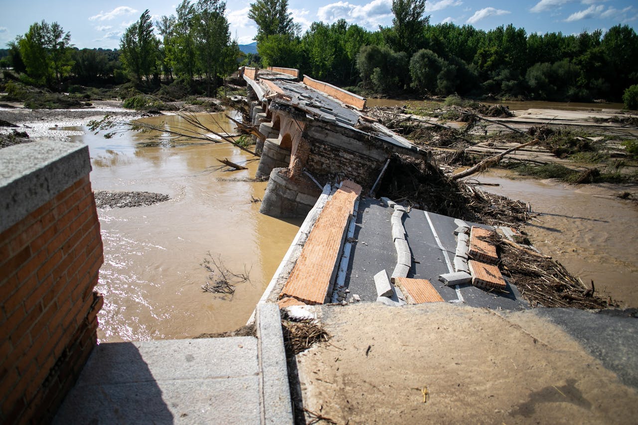 Aldea del Fresno werd tijdens noodweer begin september zwaar getroffen. Drie bruggen, waaronder La Padrera, die het dorp met de buitenwereld verbinden, werden weggevaagd.