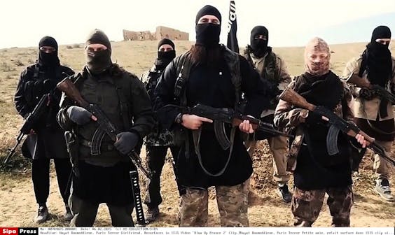 Beeld uit een video van de Isis waarin terroristen de aanslagen in Parijs prijzen. foto: HH