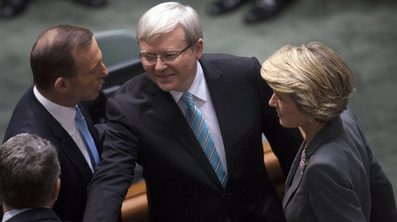Kevin Rudd wordt donderdag gefeliciteerd in het Australisch Parlement.