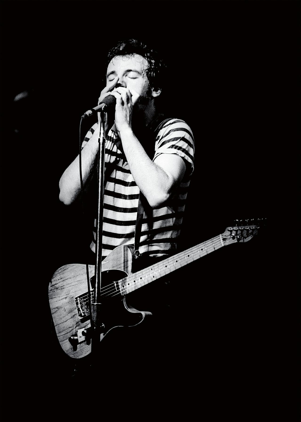 Springsteen tijdens een concert in 1981 in het Britse Brighton. ‘De gitaar was een reden om te leven, te communiceren met die andere arme zielen, die in dezelfde positie zaten als ik.’ (Foto: Andre Csillag / Rex Features / Hollandse Hoogte)