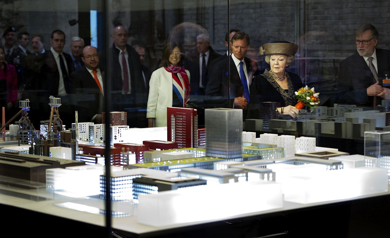 Koningin Beatrix en groothertog Henri krijgen maart 2012 in Luxemburg uitleg over he door SNS betaalde prestigeproject Belval.