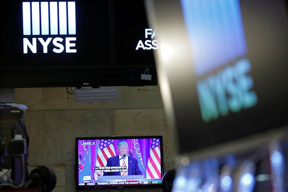 Donald Trump op een televisiescherm op de New York Stock Exchange (NYSE) in Manhattan, New York City (foto: Reuters).
