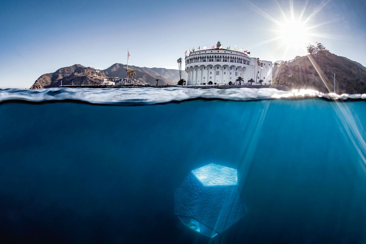De paviljoenen onder het zeeoppervlak van Doug Aitken voor de kust bij Catalina, een eilandje in de Stille Oceaan bij Los Angeles.