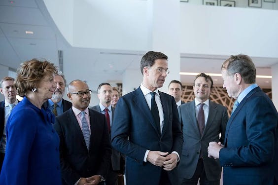 Cisco-topman John Chambers (rechts) ontvangt februari 2016 de Nederlandse delegatie met Neelie Kroes en premier Mark Rutte in Silicon Valley. (Foto: Nederlandse ambassade)