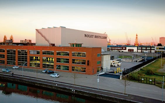Het logistiek centrum van de Nolet Distillery in Schiedam. Het bedrijf heeft omliggende gronden gekocht, zodat uitbreiding mogelijk is. (Foto: Bart Hoogveld)