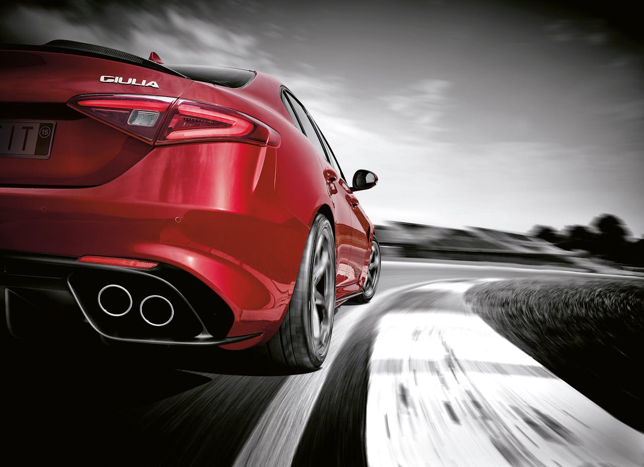De eerste Alfa van de nieuwe generatie, de Giulia, staat sinds kort in de showrooms. Hier is de Giulia Quadrifoglio afgebeeld.