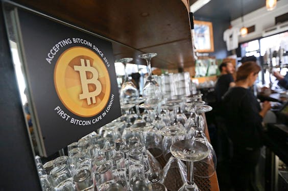Betalen met bitcoin kan banken compleet overbodig maken, zegt Cambridge-hoogleraar.