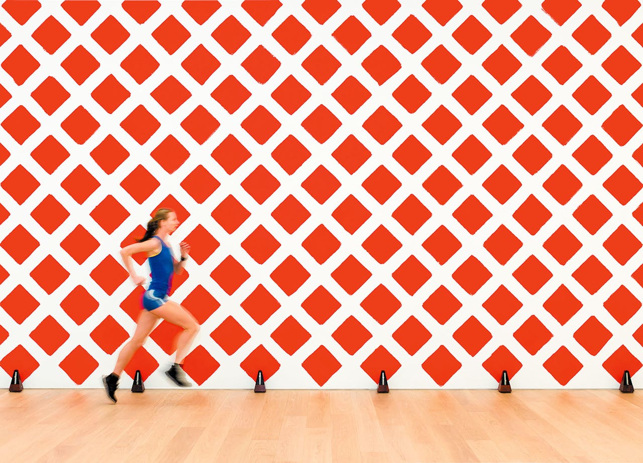 ‘Work No. 1779’, uit 2013 (de geverfde muur), in combinatie met ‘Work No. 850’, uit 2008 (de rennende sporter), en ‘Work No. 112 Thirty-nine Metronomes Beating Time One at Every Speed’, 1995-1998.