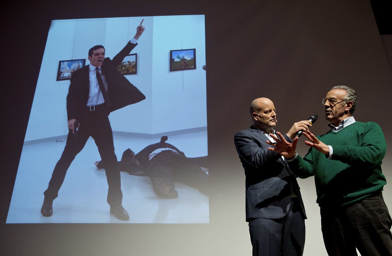 Burhan Ozbilici, fotograaf voor The Associated Press (rechts), wordt voor zijn winnende foto geinterviewd door Lars Boering, directeur van World Press Photo. De Turkse fotograaf legde in december de moord vast op de Russische ambassadeur in Turkije, Andrey Karlov. Op de foto is de 22-jarige agent te zien nadat hij bij de opening van een fototentoonstelling de Rus had doodgeschoten. foto: HH