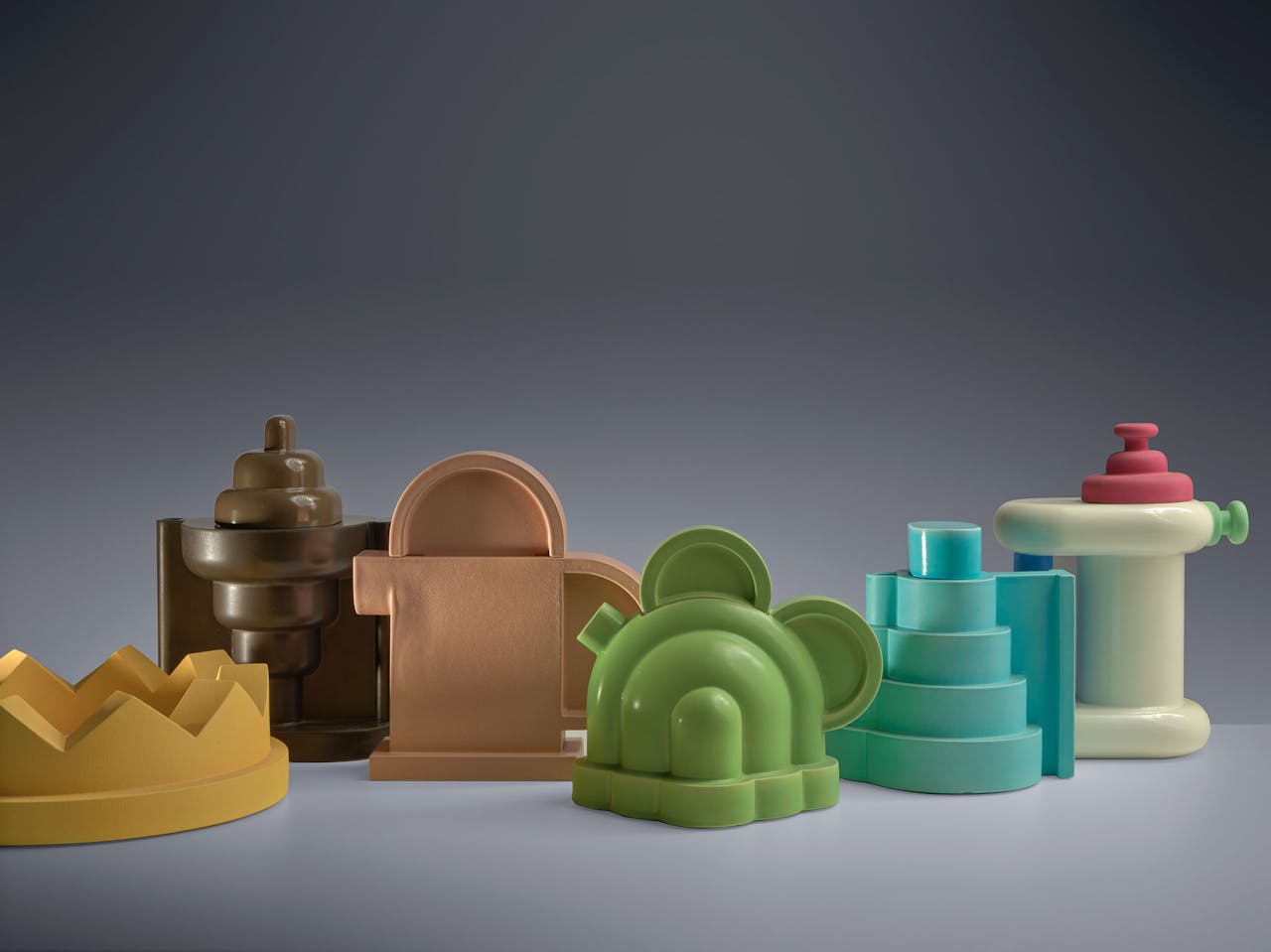 Fruitschaal Camomilla en theepotten uit de serie Indian Memory, ontwerpen van Ettore Sottsass uit 1972.