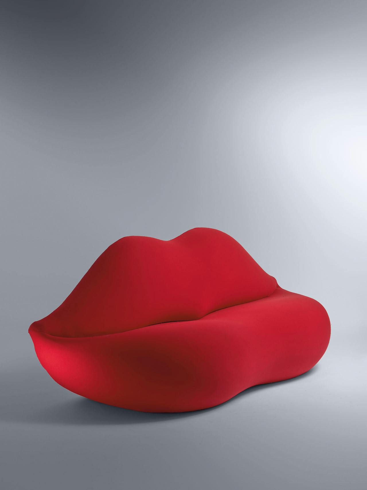 Sofa Bocca (mond) van Studio 65 uit 1970, een pastiche op een installatie van Salvador Dalí uit 1934.