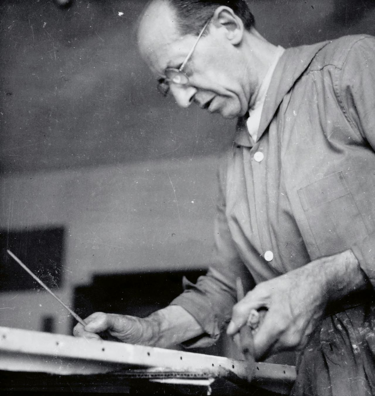 Mondriaan aan het werk in zijn atelier.