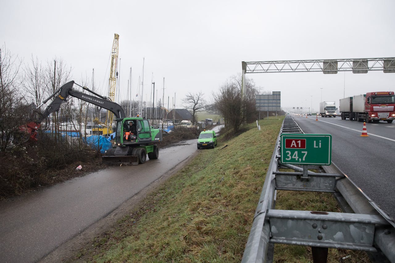 Bij Baarn / Eembrugge zijn de eerste grote werkzaamheden begonnen inzake de verbreding van de A1 Amersfoort - knooppunt Eemnes en verder de A27 op richting Utrecht. Delen van de snelwegen worden 8 en 6 baans. Op en nabij de brug over de Eem bij Eembrugge worden vandaag bossages weggehaald en bomen gekapt. Rijkswaterstaat heeft daar haast mee omdat half maart het broedseizoen begint. Bomenkappen is daarna een poosje verboden.