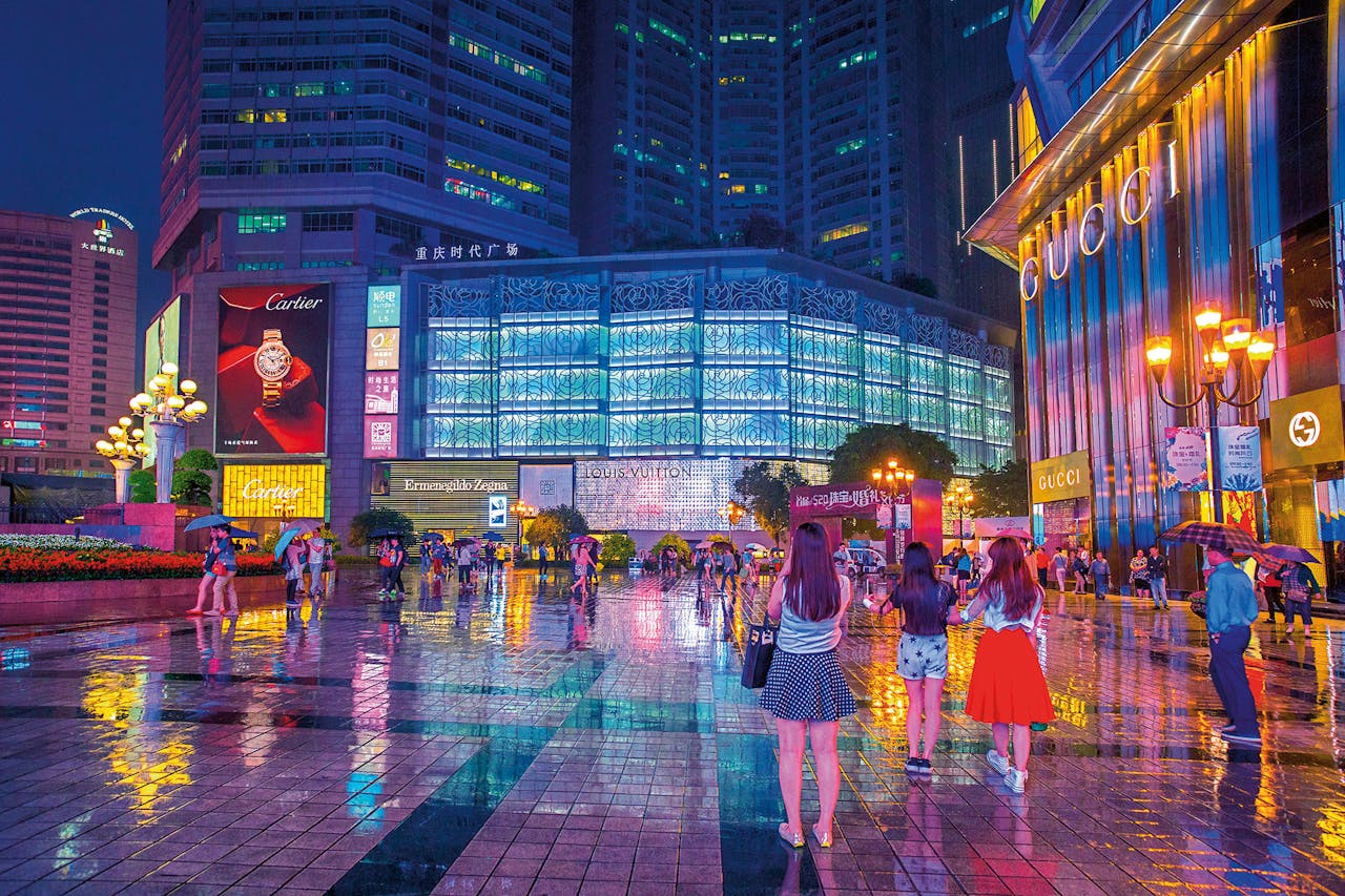 Winkelstraat met luxehuizen in Chongqing, China. Luxemerken investeren steeds meer in ‘storytelling’. (Foto: Hollandse Hoogte)
