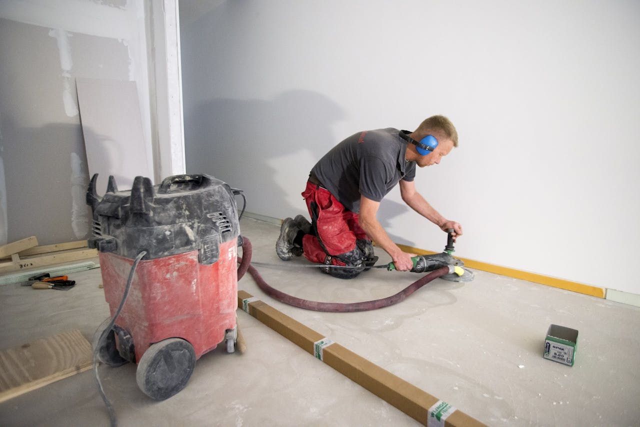 Grote bedrijven, met name in de bouw, het bank- en verzekeringswezen en de mediawereld, ruilen zelfstandigen in voor uitzendkrachten.