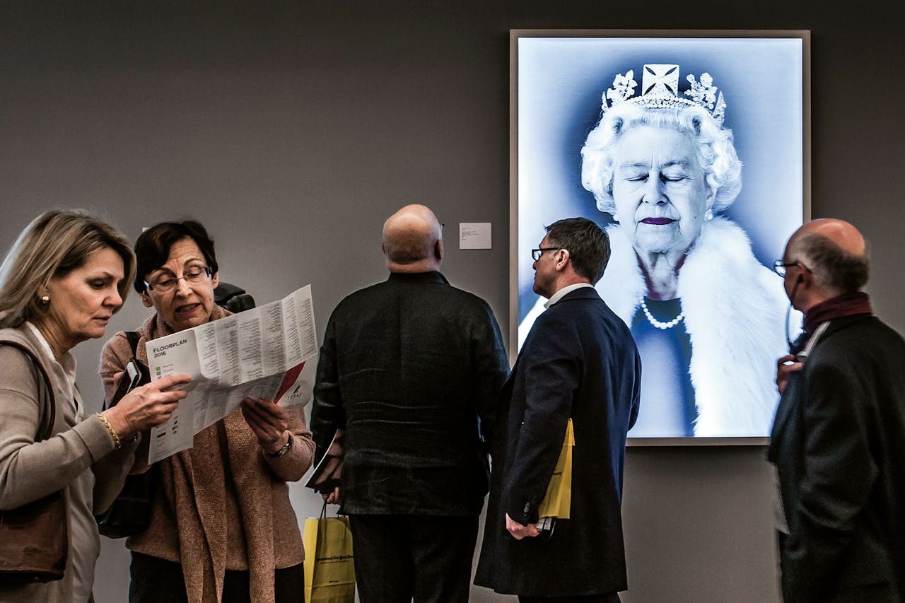 Bezoekers van de Tefaf bij een portret van Queen Elisabeth II door de Canadese Chris Levine, genaamd ‘Lightness of Being’ (foto: Hollandse Hoogte).