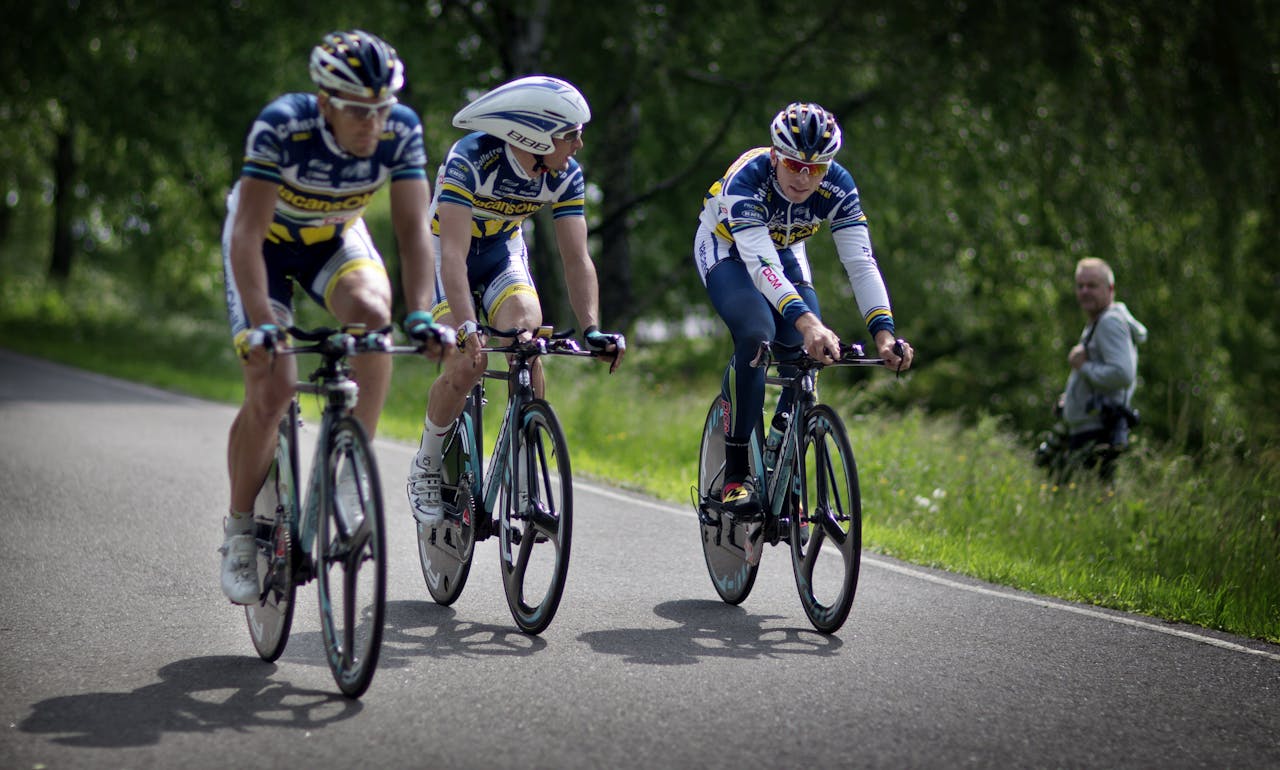 De VacanSoleil ploeg tijdens een training voor de Tour de France op sportpark Sloten.