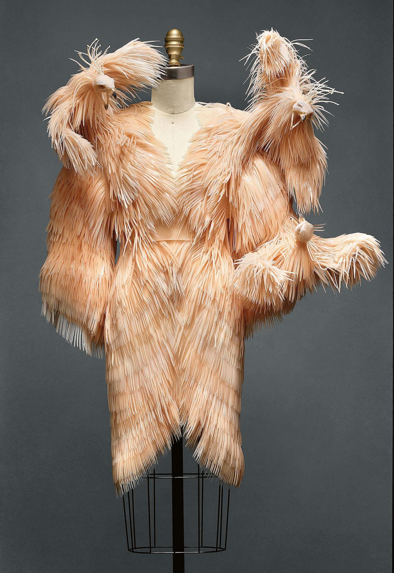 Deze jurk, herfst-winter 2013-2014, was te zien op de ‘Manus x Machina’-tentoonstelling in het Metropolitan Museum in New York.