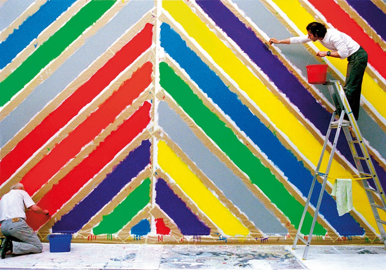 Kunstenaars Asmir Ademagic en Wim Starkenburg (links) werken in 2003 aan ‘Wall drawing # 1084’ in het Stedelijk Museum. (Hollandse Hoogte)