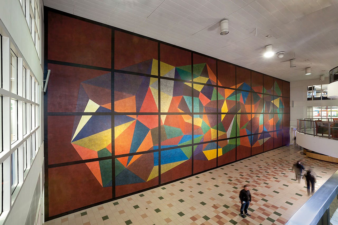 De onlangs weggeschilderde LeWitt uit de collectie van Aegon, met 12 bij 35 m de grootste in Nederland.